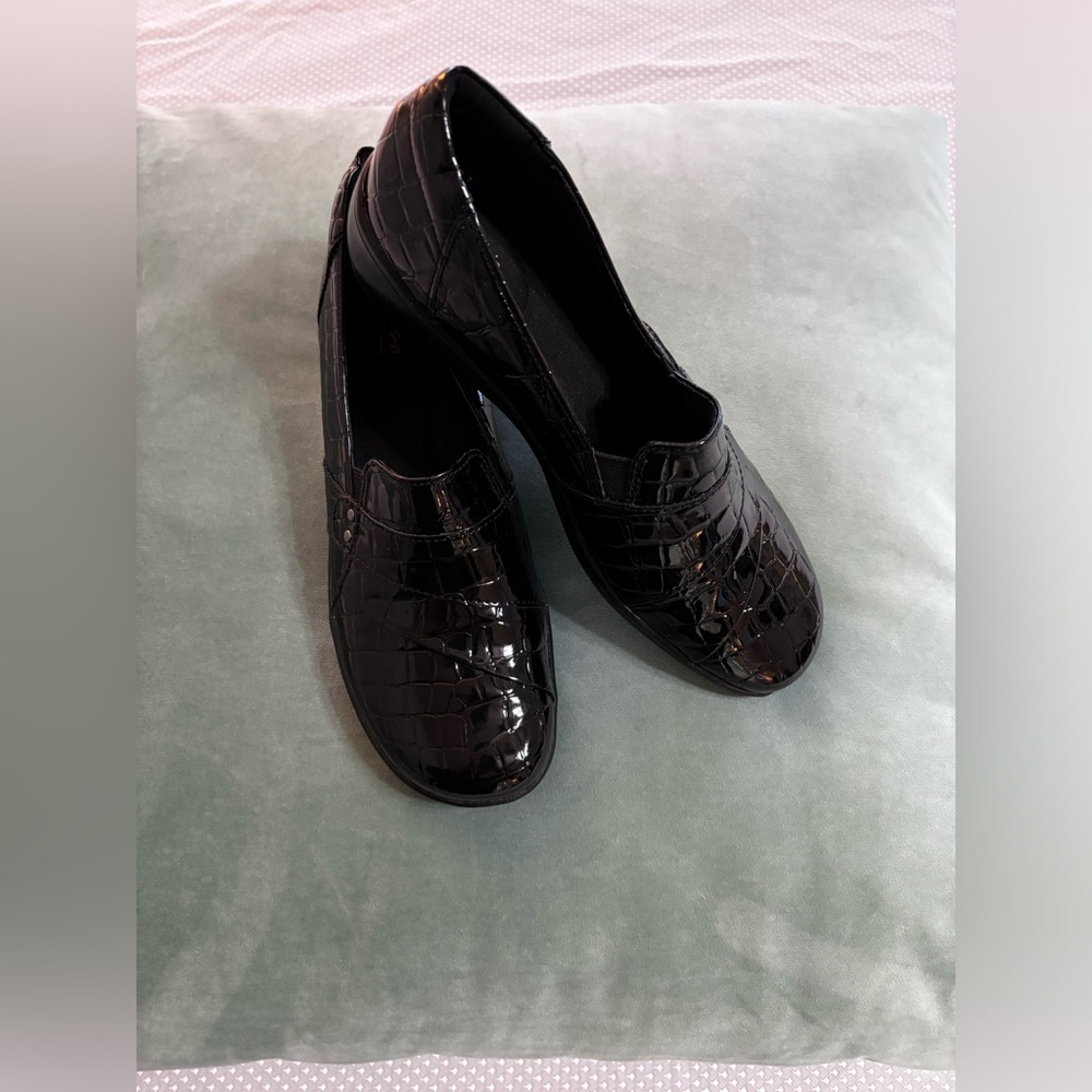 Clark’s Collection “May Poppy” faux croc patent shoe, Size 8 1/2